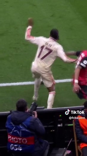 He got the moves! 🥶🕺 Unreal move from Michael Olise vs. Leverkusen. 🤙 #MiaSanMia #FCBayern #Olise