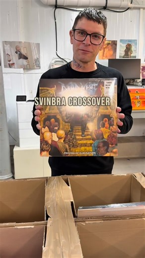 Hardcore Thrash = Crossover🖤 Fredrik visar dig några grymma crossover-band från USA, särskilt @deadheat805 från Oxnard, California, som släpper ett nytt album imorgon fredag 10 oktober. Ett måste enligt Fredrik!👌🏽 Andra bra liknande band är @powertriptx , @enforcedrva och @ironreaganofficial om du är sugen på att gräva runt mer i crossover-skatter! Vi summerar: satans tunga, stökiga album och konserter, no skips album på mer eller mindre alla crossover-plattor. Thrash och Hardcore unites i cr