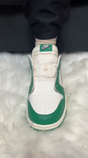 Take your sneakers to the next level This top-down lacing style gives the Nike Dunk Lottery Pack a crisp contrast while complimenting the black swoosh. It’s an easy technique and simple lace swap that elevates the overall look of the shoe. What we swapped: — standard green ribbon laces with Thick Oval Noir #loopedlaces #laceswap #getloopedin #lacingtutorial #sneakercontent #kickstok #sneakers #nikedunk #lotterypack