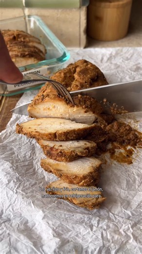 Karen Garcia on Instagram: "6- 12 DE LAS RECETAS SALUDABLES QUE MÁS LES GUSTARON EN EL 2025: JAMÓN DE PECHUGA DE POLLO CASERO SIN CONSERVANTES y SIN AZÚCAR 🥪 Esta receta fácil de jamón de pechuga de pollo casero es perfecta para acompañar con tus desayunos saludables favoritos INGREDIENTES: 2 pechugas de pollo sin piel 1 cda. de aceite de oliva 2 cdas. de mostaza Dijon 1/2 cdita. de sal 1/2 cdita. de pimienta 1/2 cdita. de comino en polvo 1/2 cdita. de orégano seco 1/2 cdita. de paprika 1/2 cdi