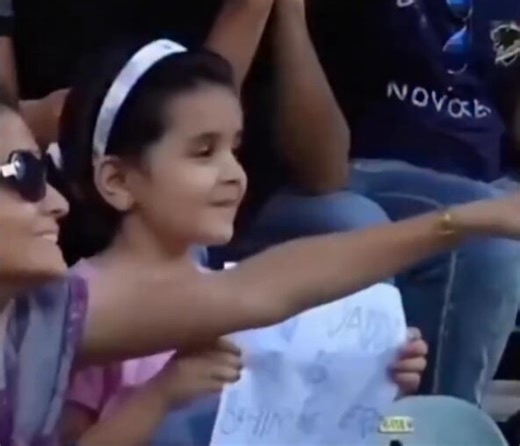 The time a Daughter proudly holds up sign saying "My daddy is behind the camera" at cricket match ❤️