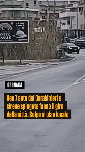 The Report Zone on Instagram: "🔴 Ben 7 auto dei carabinieri a sirene spiegate fanno il giro della città, a dimostrazione della maxi retata ai danni di un noto clan locale. Estorsione, droga, armi ed incendi fra le accuse. Operazione dei Carabinieri del Comando Provinciale di Caserta diretta dalla Direzione Distrettuale Antimafia di Napoli nei confronti di un sodalizio criminale. I reati cointestati, a vario titolo, vanno dall’associazione per delinquere di stampo camorristico, all’estorsione, a