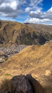 #Huancavelica, una región ubicada en el corazón de los Andes peruanos, tiene una rica historia que mezcla su herencia prehispánica, colonial y republicana. Aquí te presento un resumen de su historia: Época Prehispánica: Antes de la llegada de los españoles, Huancavelica fue habitada por diversas culturas andinas, como los chancas y los wankas, que formaron complejas sociedades agrícolas y ganaderas. Estas comunidades domesticaron llamas y alpacas, y desarrollaron terrazas agrícolas para cultivar