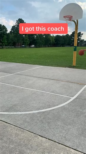 When you have a wide open lay up in transition, but you’re feeling like Curry #foryoupage #foryou #fyp #basketball #proplayer #Curry