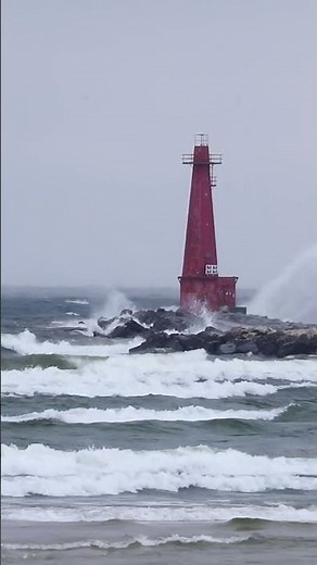Gale warning whips up large waves on Lake Michigan