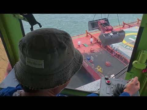 Crane POV from Cabin - Real-time Coal loading I 4K
