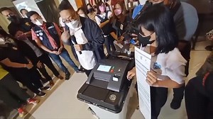 7.8K views · 159 reactions | WATCH: Commission on Elections spokesperson James Jimenez demonstrates how vote counting machine works during an information drive launched by the poll-governing body at Marikina Convention Center on Monday. (Video by Jesse Bustos/The Philippine STAR) | Philippine Star | Facebook