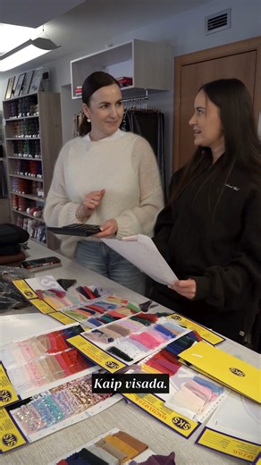 Klientai, su kuriais dirbti vienas malonumas - Amadeus Dance kolektyvas 💛 Bendradarbiaujame jau ne pirmus metus - ir kiekvieną kartą tai būna labai aiškus ir kūrybiškas procesas. Šįkart užsuko Evelina: atsinešė viziją, parodė pavyzdį, o mes kartu perėjome per variantus - nuo katalogų iki konkrečių audinių, spalvų, tekstūrų, kiekių. Pasiūlėme, pa(si)tarėme, paskaičiavome, suderinome. 🙂 Ačiū „Amadeus“ už pasitikėjimą ir nuolatinį bendradarbiavimą. Smagu žinoti, kad mūsų audiniai tampa jūsų pasir