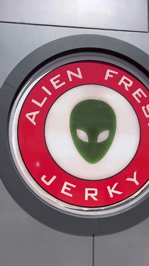 Have you ever been to Alien Fresh Jerky? 👽🛸 so cool! #alienstore #ufo #vegasattractions #alienfreshjerky #thingstodoinvegas #aliens #roadsideattraction #lasvegas #losangeles #hiddengem #travelcreator
