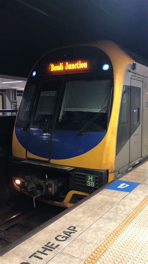 NSW Trainlink H set departing Town Hall