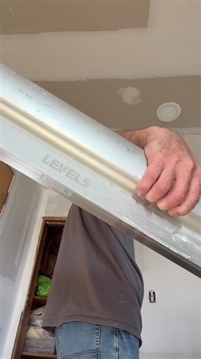 This ceiling angle needed a little extra work, there is a butt-joint about 8” from the corner, I had to add an inch of mud on the ceiling side to make it flat then I put fibafuse on about 8” of the ceiling from the corner out to prevent future cracking and taped the angle again. After 2 good coats and a skim with the @LEVEL5 Tools 32” skimming blade, it should be very easy to sand. #drywall #bad #framing #fixed #level5tools