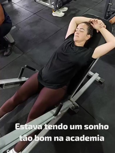 Quem disse que mesmo treinar sendo doloroso, não pode ser divertido??? 🫣🫣🫣 Traga leveza pra tudo que você fizer e mesmo sendo desafiador o processo, você terá paz e alegria pra executa lo ❤️❤️ PERSONAL @edjunior479 #oscaetanos #treinopesado #treinoparamulheres #treinodepernas #saudefisica