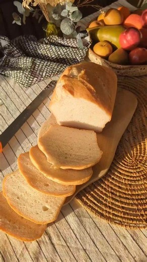 🍞HOMEMADE GLUTEN FREE BREAD🍞 As many of you know, I'm really passionate about showing how easy and delicious homemade #glutenfree bread can be. This month, I'll be showing you how to make it. In the hope that I can help some of you learn a new skill. It's a completely different skillset to wheat based bread making, so forget what you know and get ready to embrace new techniques and some magic ingredients. Follow along for lots of yummy gluten free bread inspiration and recipes. Laura xxx #glut