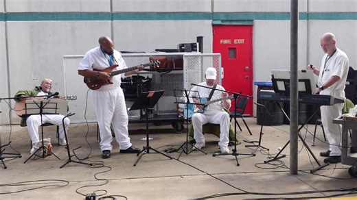 🎄🎸🎶 The Self Harm Prevention Band is doing more than just playing Christmas songs : they are setting a tone of peace . Listening to the band play in the common hallways is a powerful reminder of resilience. Even in a place defined by isolation, these songs offer a brief moment of hope and humanity during the Christmas season ✨🎵🔔 🎙️It's rare to see the routine broken by something so positive. What a unique tool for solace and upliftment. By performing in the hallways, they may reach those w