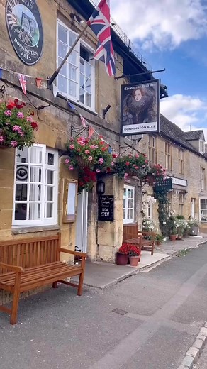 The Cotswolds 🏴󠁧󠁢󠁥󠁮󠁧󠁿 Here’s another beautiful reel of the Cotswolds for you to enjoy! The Cotswolds is such a pretty place. This time it’s some beautiful footage of the highest town in the Cotswolds 🏘️ Have you been to Stow-on-the-Wold before? Comment below!✨💛 If you like what you see and love the Cotswolds. Please consider following us at @Cotswolds_Culture today! 📸 Reel By: Cat @cat_thomson ☀️ #Cotswolds_Culture To Feature! 🏡 🧡 We Hope You Enjoy Your Stay Here! 👋 📍 Stow-on-the-W
