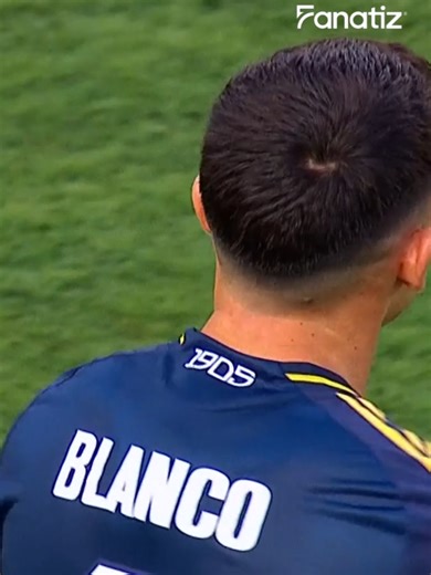 💣 ¡BOCA NO LO PUEDE CREER: EL PALO Y ARCE LO IMPIDEN! ¡Es un asedio total en la Bombonera! El Xeneize tuvo una doble chance clarísima para romper el cero. Primero, Lautaro Di Lollo ganó de arriba tras un córner preciso de Leandro Paredes, pero Ignacio Arce volvió a lucirse desviando el cabezazo. En la segunda jugada, la pelota derivó en el Changuito Zeballos, quien descargó para Lautaro Blanco. El lateral mandó un centro con tanta rosca que se fue cerrando hacia el arco y terminó estrellándose 