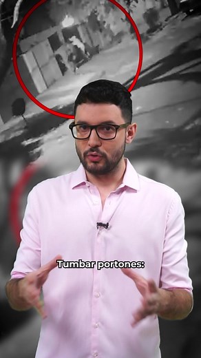 #EnUnFlash ⚡ | Tumbar portones: el reto viral que perjudica a vecinos de Lambaré. 🦶😡 👉 Mediante imágenes de circuito cerrado se puede apreciar como un grupo de adolescentes recorría el barrio Mariscal López de Lambaré en busca de lograr un desafío muy particular, tumbar portones. 👀 Fabián Costa, uno de los afectados y presidente de la comisión vecinal, relató que fueron tres jóvenes quienes tumbaron el portón de su casa, y que tras averiguaciones con la policía pudieron identificar a dos de 