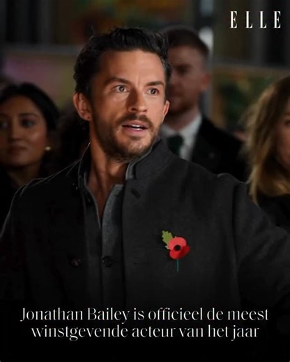 ELLE Nederland on Instagram: "Sexiest Man Alive én de meest winstgevende acteur van het jaar?! Jonathan Bailey, laat iets over voor de rest🥲 Dankzij zijn aandeel in de blockbuster ‘Jurassic World: Rebirth’ en de net verschenen film ‘Wicked: For Good’ (met een box office-opbrengst van 226 miljoen dollar wereldwijd) is Jonathan officieel de acteur die dit jaar het meeste geld opbrengt. Bijna poëtisch is dat zijn Jurassic World-tegenspeler Scarlett Johansson eerder dit jaar nog werd uitgeroepen al