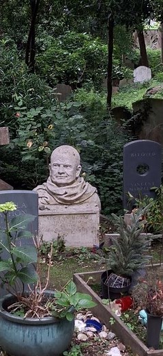 Ian Holm’s Grave. Bilbo Baggins from Lord of the Rings and Ash in Alien.