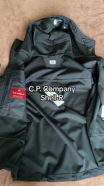 Куртка C.P. Company Shell-R: стиль и защита