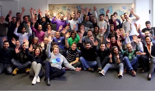 Sie entwickeln Apps und lernen Programmieren: Die gemeinnützige ReDI School of Digital Integration in Berlin bietet Geflüchteten eine IT-Fortbildung und Kontakt zu Unternehmen. Heute war Kanzlerin Merkel zu Besuch. #Deutschlandkanndas | Bundesregierung