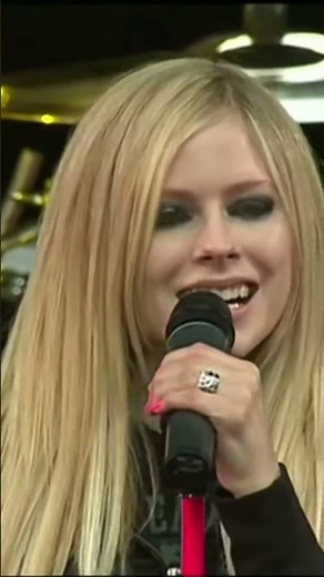 Avril Lavigne - When Your Gone (live)