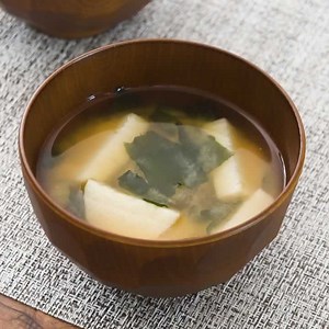 食感楽しむ♪ 長芋とわかめの味噌汁のレシピ動画・作り方 | デリッシュキッチン