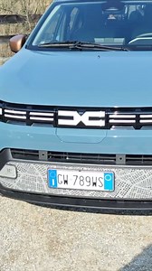 Abbiamo messo alla prova la nuova Dacia Spring: una city car elettrica che sfida le convenzioni del mercato italiano. Con autonomia fino a 230 km, prestazioni sorprendenti e un design rinnovato, è davvero pronta per la città e oltre. Scopri come se la cava su strada nel nostro video! 🎥👇 #DaciaSpring2025 #AutoElettrica #MobilitàSostenibile #Innovazione #Elettrica #Autonomia #CarReview #DaciaItalia #TecnologiaVerde #AutoCittadine #FutureIsElectric #Dacia #Motorionline | Motorionline