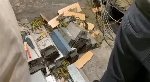 ЧП Абхазия | Что Происходит? on Instagram: "В Сухуме выявлено и изъято 30 устройств для добычи криптовалюты В ходе проверки нежилого подсобного помещения на улице Аланская обнаружено и изъято 30 единиц оборудования: ⏺ «AISIN MINER A1» — 12 единиц ⏺ «ANT MINER L3+» — 8 единиц ⏺ «INNOSILICON T2T» — 10 единиц На момент осмотра оборудование находилось в рабочем состоянии."