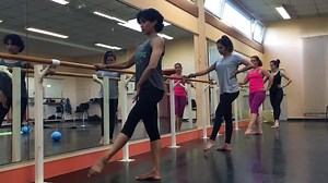 BARRE FIT NOUVEAU CONCEPT à Asnières sur Seine venu des USA. Découvrez avec Louise Six-Webster, une nouvelle façon de dessiner votre silhouette et sculpter les muscles en longueur, avec des mouvements chorégraphiques sur des musiques dynamiques. Renseignements au 06 82 55 32 56 ou par email à vieladanse@gmail.com | Louise Six-Webster, Danse & Fitness
