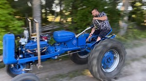 397K views · 4.7K reactions | Grannen körde ifrån honom. Då satte Figge Berglund en V8 i sin Allis-Chalmers B från 1951. Och det var bara början, sen blev det fler balla modifieringar, och fler, och fler... Häng med till Hedesunda och kolla när Figge slår fartrekord och samtidigt inser varför det är dumt att köra långsamt. Figge berättar också hur man gör ett Hillbilly-insug. | Traktor Power | Facebook