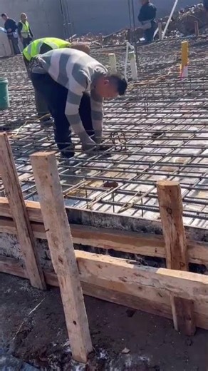 Installing retaining iron on the cast floor makes it strong#youtubeshorts #construction