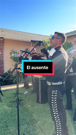 Ya llegó el que andaba ausente! Con el Mariachi Mi Ciudad, si quieres escuchar al Mariachi Mi Ciudad en vivo reserva ahora para tu evento, estamos disponibles en Los Ángeles y sus alrededores 📲 (562)821-9496 #MariachiMiCiudad #vihuelapalito #mariachisenlosangeles #serenata #reservation
