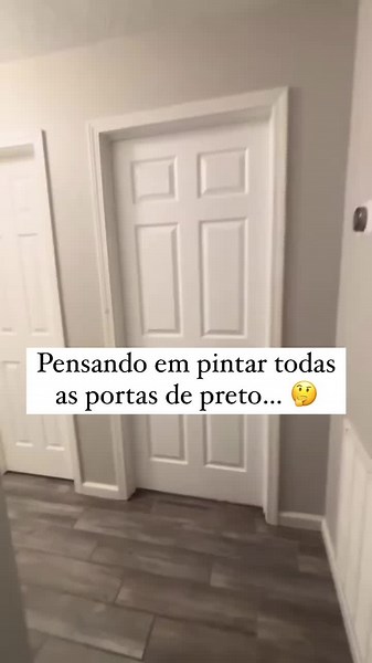 Minimalismo e Elegância na Decoração: Portas Pretas e Paredes Brancas