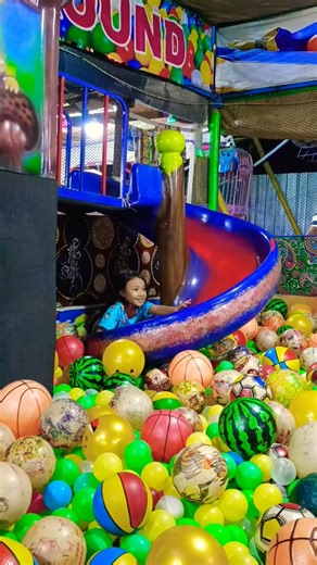 Asyiknya mandi bola di rumah peri mini, suasana penuh warna dan kegembiraan