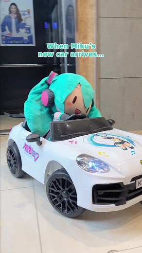 Hatsune Miku's Joyful Moments with Friends