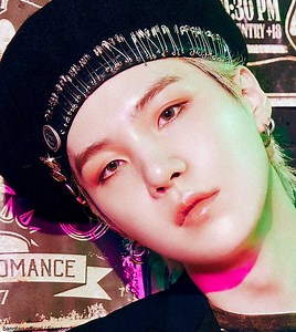 BTS シュガ、過去の恋人を思い出してるの…？ プロデュース曲を聴く姿が切なすぎる・・ おぼろげな瞳で口ずさむシュガの美しく儚い姿にくぎづけ