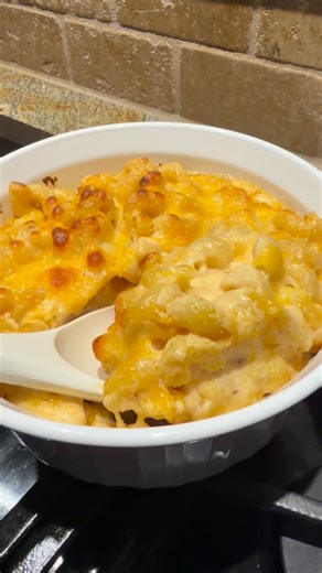 I’ve used so many different types of cheese of the years and Gouda is EASILY my favorite cheese to make Mac with. It’s Smokey, flavorful, creamy, and always stands out in a way that always compliments the other cheeses used. This one is just perfect and my top Mac recipe. I have MANY 😂try this recipe and let me know how you like it. Ingredients: • Cavatappi pasta • Butter flour (roux) • Salt & pepper • Garlic powder onion powder • Smoked Gouda • Mozzarella • Sharp cheddar • Evaporated Milk • He