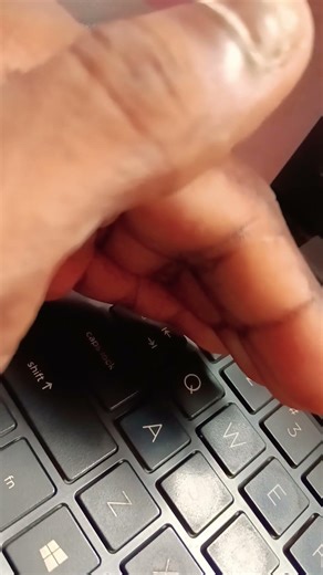 laptop chalu hai but display light not showing And caps lock on off Clane Ram