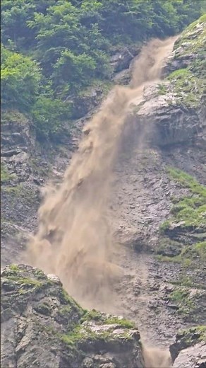 Les Impréssionantes Chutes d'eau du Cirque du Fer à Cheval en Haute Savoie pendant une Tempête.