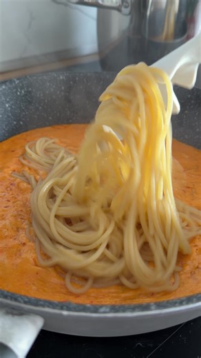 KRÉMES SÜLT FOKHAGYMÁS TÉSZTA Gyors ebéd ötlet. Ez a fokhagymás vaj, egyébként is nagy favorit, mert nagyon jól használható ha van a hűtőben különböző ételekhez, szendvicsekhez és most ehhez a tésztához is nagyon jó. Ez most az új kedvencem. Hozzávalók: 40 dkg tészta (pl. rigatoni, linguine, spagetti) 15 gerezd fokhagyma kb. 1 dl olívaolaj (a fokhagymához) 1 nagyobb fej vöröshagyma 16 dkg vaj 4 teáskanál darált paprikakrém 1 mk füstölt fűszerpaprika 400 ml cukrozatlan habtejszín Ízlés szerint só