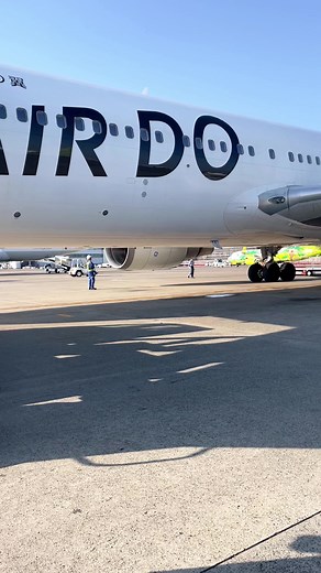 今回の座席はいつもの翼後方じゃなくエンジンよりも前の座席が取れたので座ってみました✈️エンジンが見えて迫力のある空の景色でしたが機内のモニターに映るベアドゥは何処か抜けてて可愛いですね😂😂やっぱりベアドゥ推しはやめられません・ᴥ・ #AIRDO#ベアドゥ#飛行機#上空#綺麗な景色