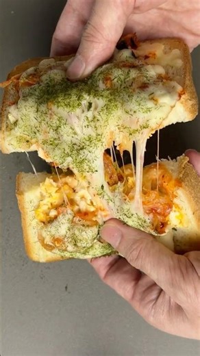 一度食べたら忘れられない！ピリ辛濃厚【悪魔のキムたまチーズトースト】
