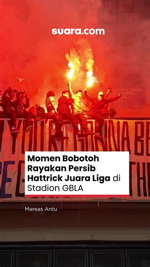 Persib Bandung resmi mengukir sejarah baru di sepak bola Indonesia. Maung Bandung memastikan gelar juara Super League 2025/2026 usai bermain imbang 0-0 kontra Persijap Jepara di Stadion Gelora Bandung Lautan Api, Sabtu (23/5). Hasil itu cukup membawa Persib mengunci posisi puncak klasemen sekaligus mencatat hattrick juara liga. Meski Borneo FC sukses menang pada laga terakhirnya, Persib tetap unggul dalam rekor pertemuan sehingga trofi resmi menjadi milik skuad asuhan Bojan Hodak. Konsistensi se