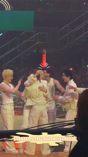 straykids members looked happy when they found Hyunjin's earring that fell on stage🫶😻#felix #hyunjin