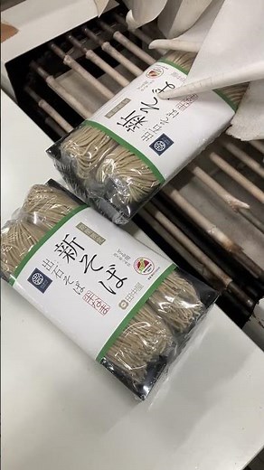 トンネルから出てくるシュリンク包装