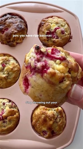 🔥 Highest-rated low-calorie snack so far… 6.5/7 🔥 Raspberry & White Chocolate Healthy Muffins 🧁 Honestly… these were unreal. Here’s how I made them: 👇 Wet ingredients: • 2 ripe bananas (mash these up before adding rest of ingredients! • 2 eggs • 80g maple syrup • 20g rapeseed oil • 1 tsp vanilla Mix until smooth. Dry ingredients: • 80g porridge oats • 80g flour • 50g whey protein • 2 tsp baking powder Mix in, then add: 150g frozen raspberries 70g white chocolate chips Divide into 12 muffins 