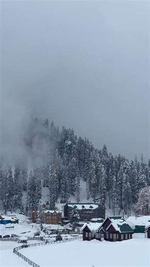 Adventure Packers Privè | Your Experiential Getaway on Instagram: "Kashmir is not just a place; it’s the heart of the Himalayas, the crown jewel of India, a timeless destination that calls every traveller back. In the vibrant Kashmir Valley, every sunrise over Srinagar and every ripple on Dal Lake feels like poetry. Houseboats, shikaras, and floating markets create a world where life moves gently, beautifully, and gracefully. Whether you explore Gulmarg in winter with its snow-covered slopes, Go