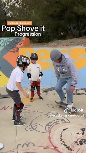 Apprendre le Pop Shove It ✨ Progresser en skate facilement avec @Maxx Hat Cours de skate Old Skullz Skateboard : Coaching, Stages et Skate Camps pour apprendre le skate en s'amusant. Débuter en skate n'a jamais été aussi facile Commencer, apprendre les tricks en skateboard ou préparer les compétition - Rise and grind coaching #Skate #oldskullzskateboard #Skatetricks #skatedebutant #moncoachskate #easyskatetricks #Skatebeginner #ollie #skateforyou #Skatetok #coursdeskate #ApprendreSurTikTok #skat