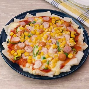 もちもち食感がやみつき！ 切り餅で作るピザのレシピ動画・作り方 | デリッシュキッチン